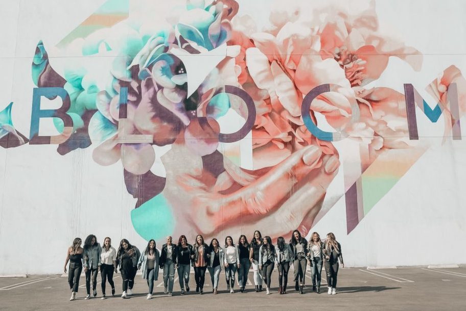 Mujer,  Es hora de Brillar con la luz de Jesús y de abrazar tu&nbsp;promesa!